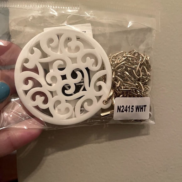 Zenzii Pendant necklace🤍 - Picture 3 of 7